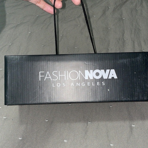 Fashion Nova Ruffled Up Slides Size 8 - Picture 4 of 10